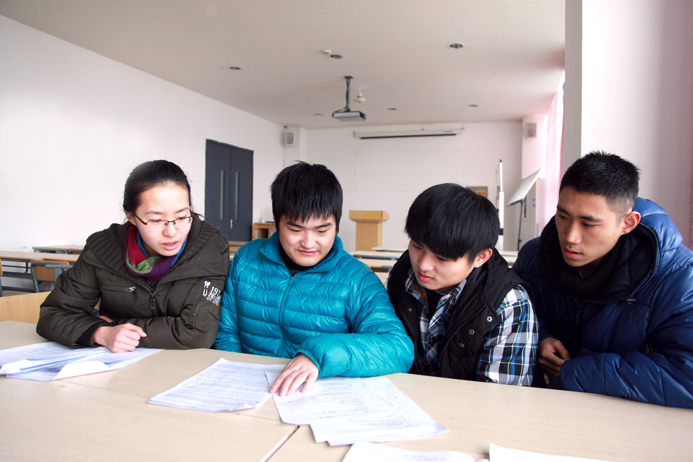唐旭與同學們討論問題