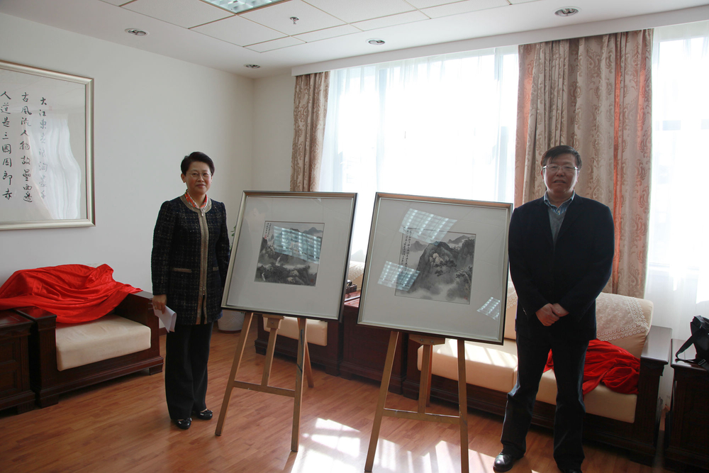 門妍萍副書記和許承興副院長一同為捐贈的繪畫作品揭幕