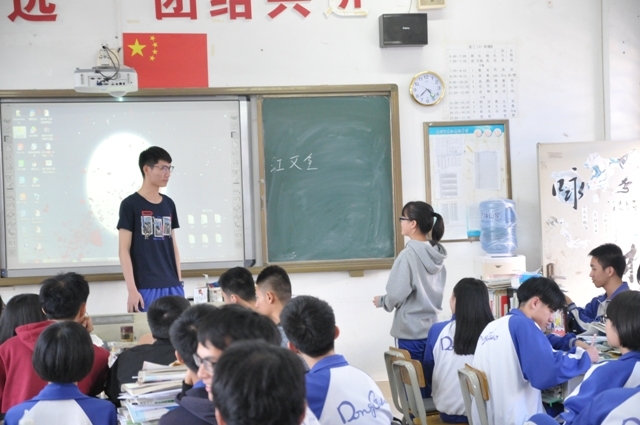 志愿者為高三學生解答疑問