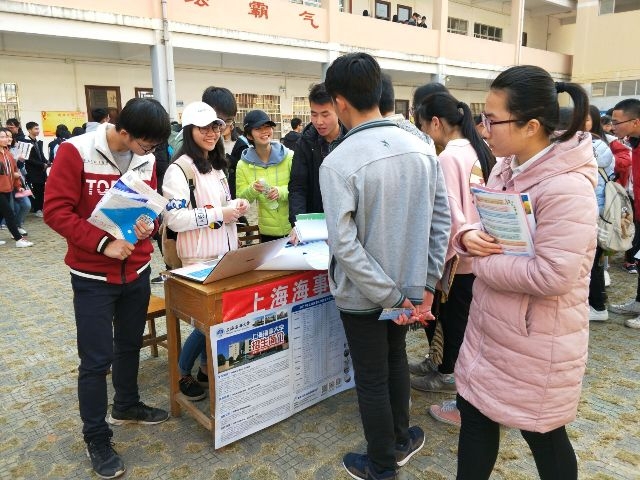 志愿者在廣西重點中學賓陽中學進行招生宣傳