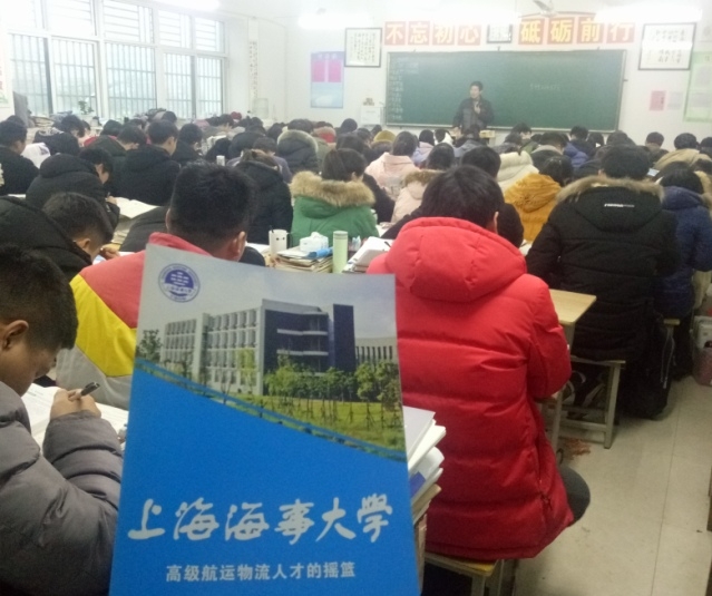 志愿者分發我校招生宣傳冊