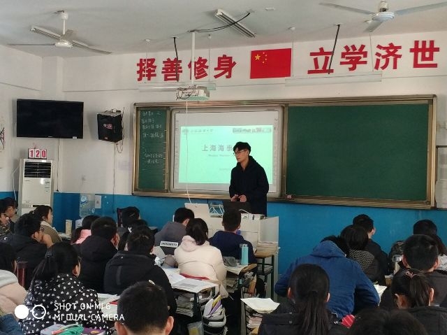 志愿者在安徽省重點中學合肥一六八中學進行招生宣傳