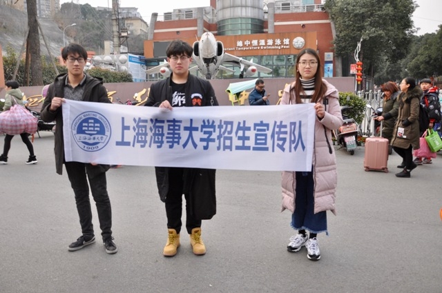在國家級示范性高中四川綿陽中學也有志愿者的身影