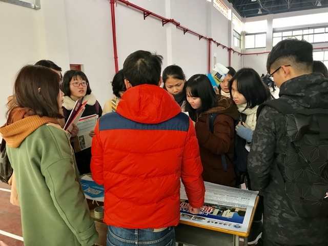 志愿者在廣西重點中學桂林市第十八中學進行招生宣傳