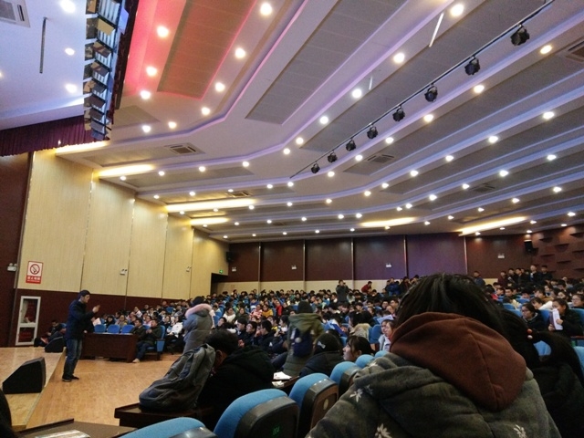 志愿者在安徽省重點中學壽縣一中進行招生宣傳