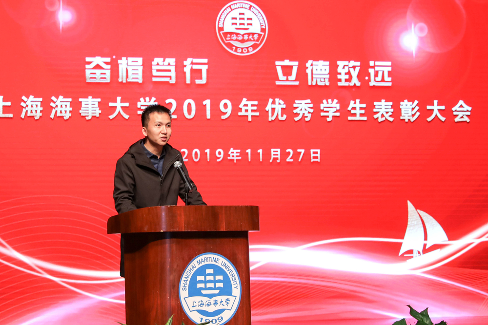 招商局重工（江蘇）有限公司人力資源部副經(jīng)理譚柱榮代表設(shè)獎企業(yè)發(fā)言