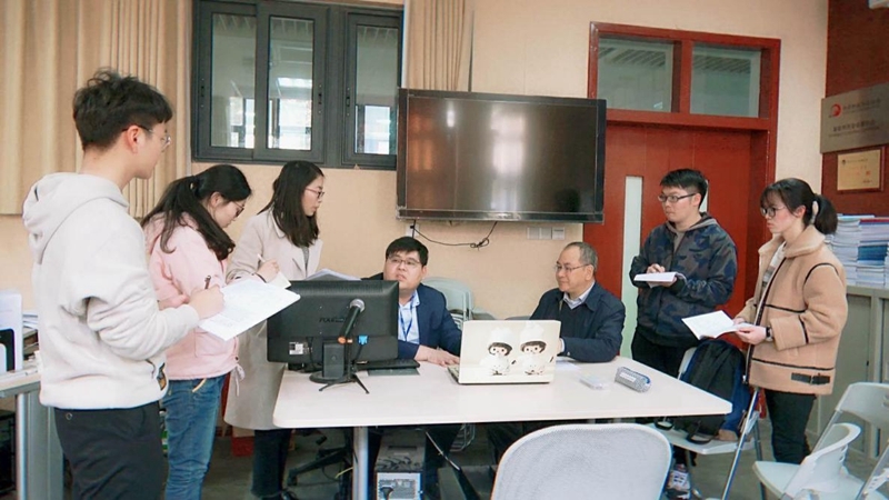 指導老師對參賽隊員認真指導