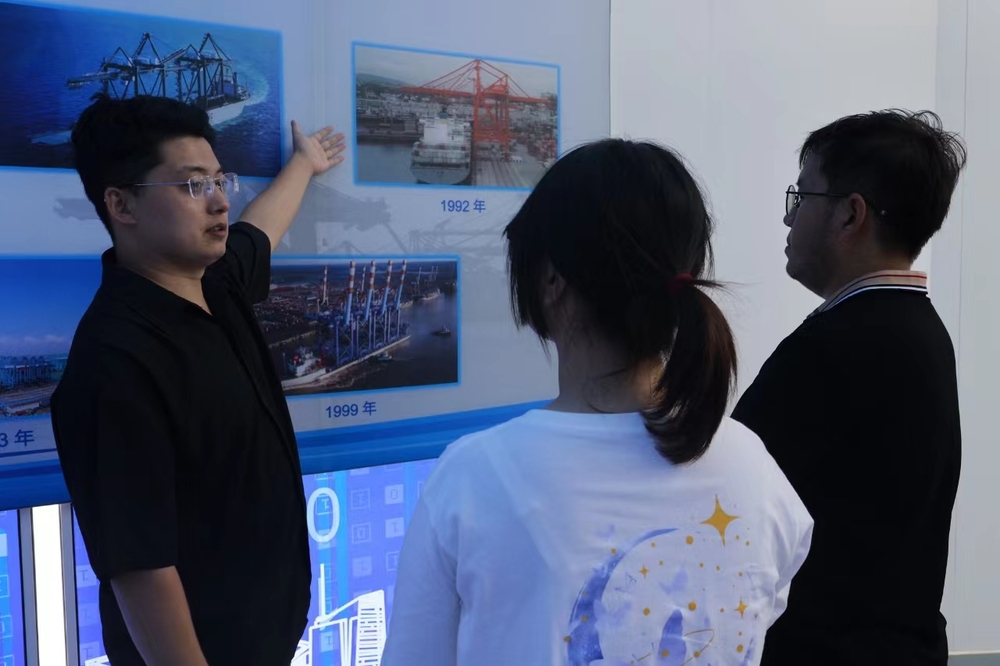 振華重工工作人員向“溯·光”實踐隊講解港機知識