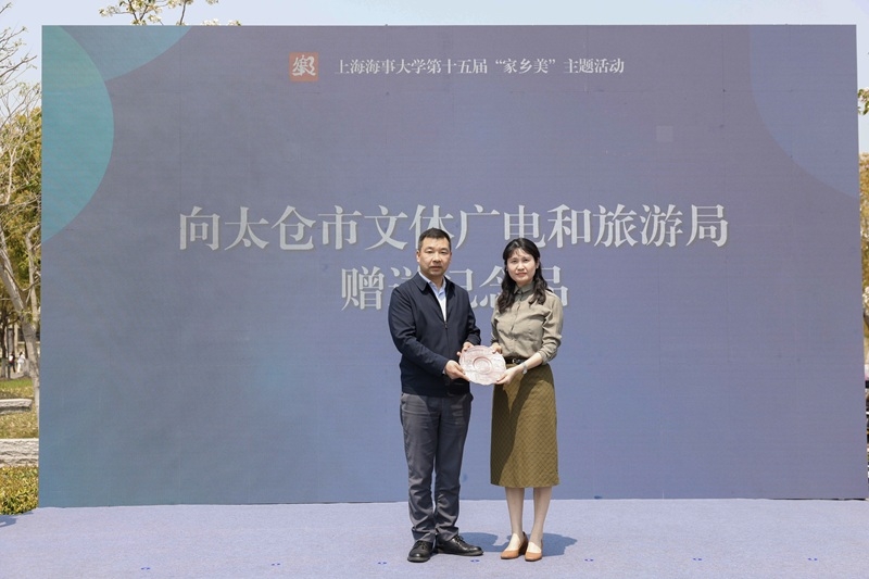 向太倉市文體廣電與旅游局贈送學校紀念品