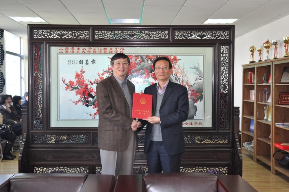 黃有方校長為吳稼豪教授頒發聘書