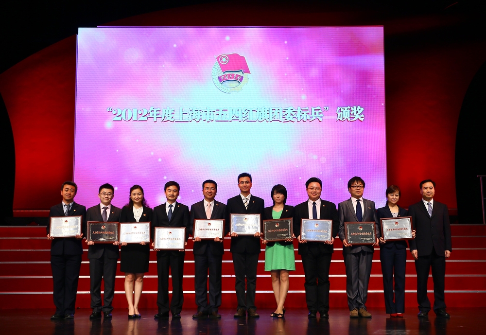 市委副書記李希與獲獎團組織代表合影