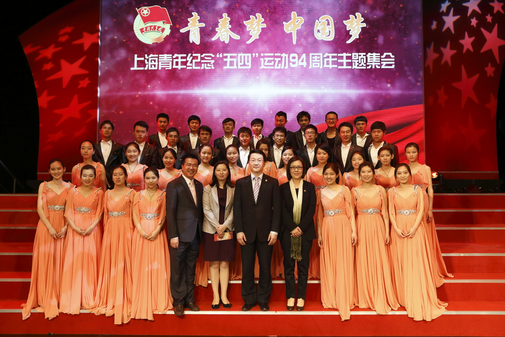 團市委領導與我校合唱團合影