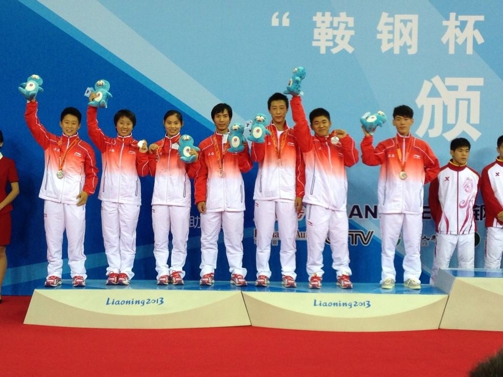 我校學生彭傲楓（左四）、鄭思文（左一）在領獎臺上