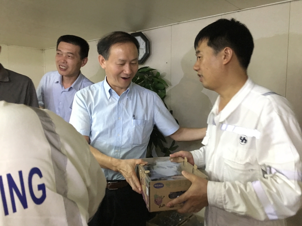金永興書記一行為船員送上解暑慰問品