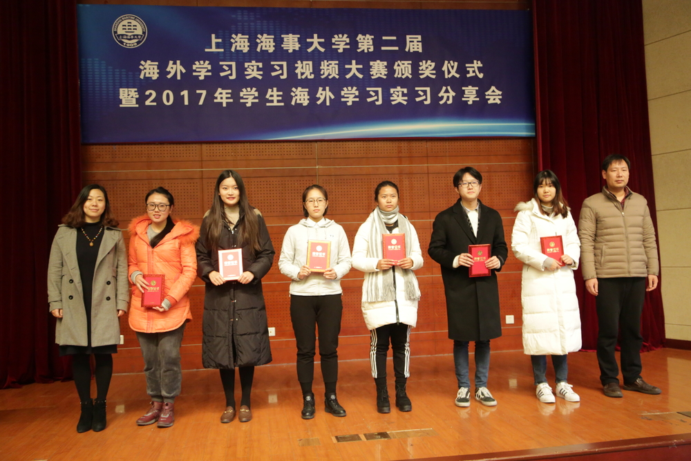 安燕、鄭洪祥老師為視頻大賽三等獎(jiǎng)獲獎(jiǎng)代表頒獎(jiǎng)