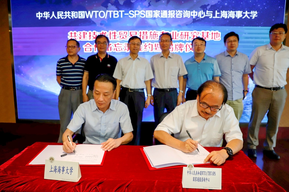 王力舟副主任和嚴偉副校長代表雙方簽約