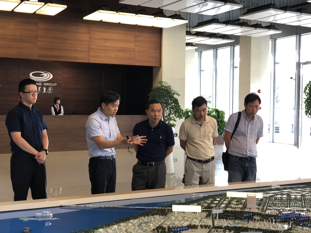 臨港集團向王海威副校長一行介紹集團規(guī)劃