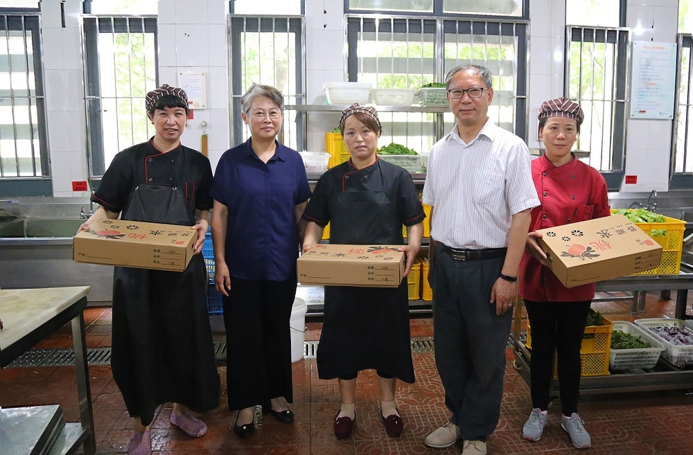 門妍萍副書記慰問我校暑期值班教職員工