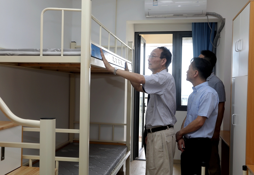 黃有方校長、嚴偉副校長在新竣工的研究生宿舍樓了解新生住宿情況