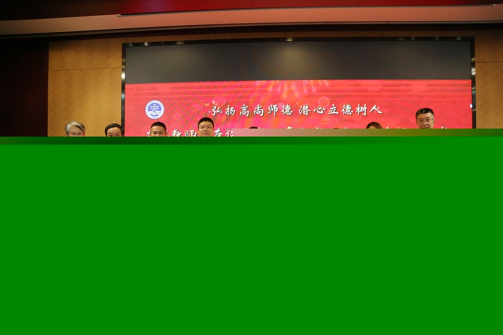 校領導為青教賽獲獎教師頒發證書