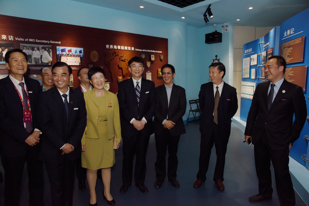 與會領導、嘉賓一同參觀院史館