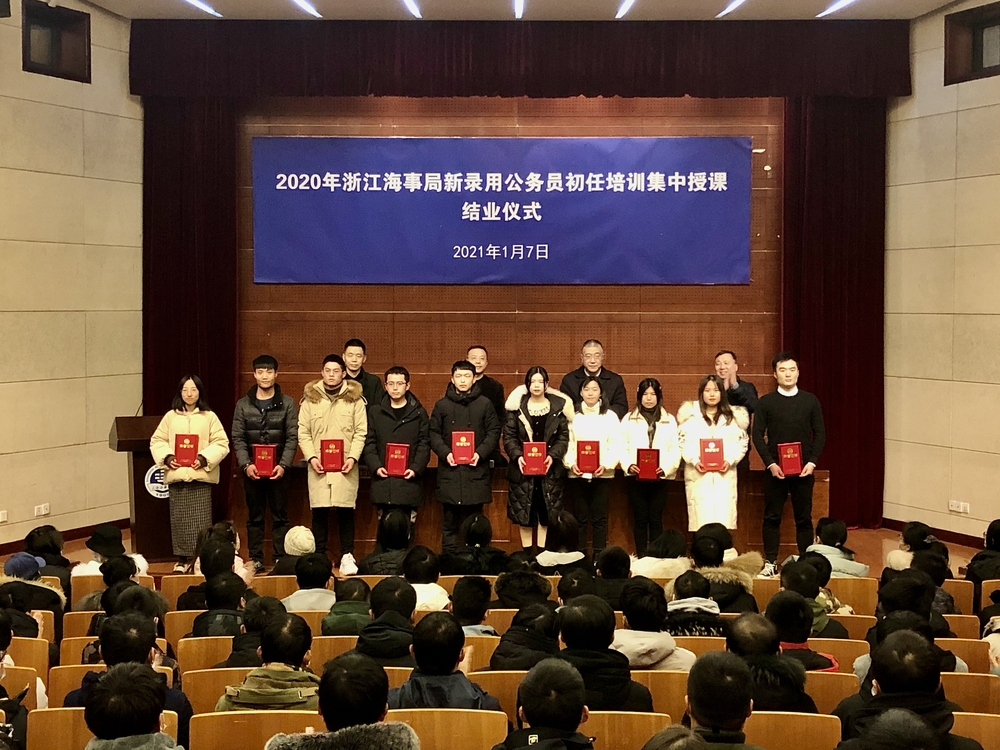 為優秀學員頒發榮譽證書