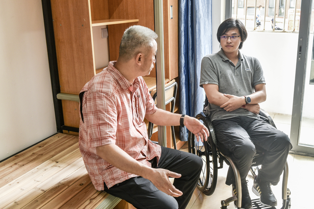 院黨委書記胡志武與趙淳愉交談