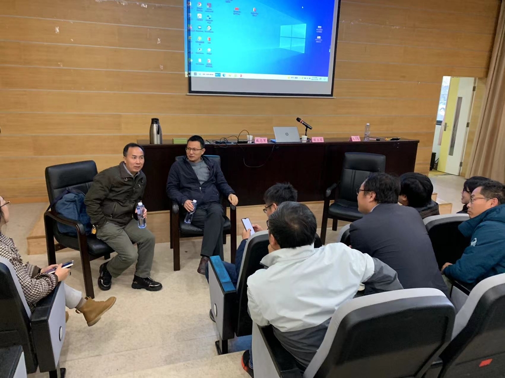 侯立軍教授、戴志軍教授與參會教師座談