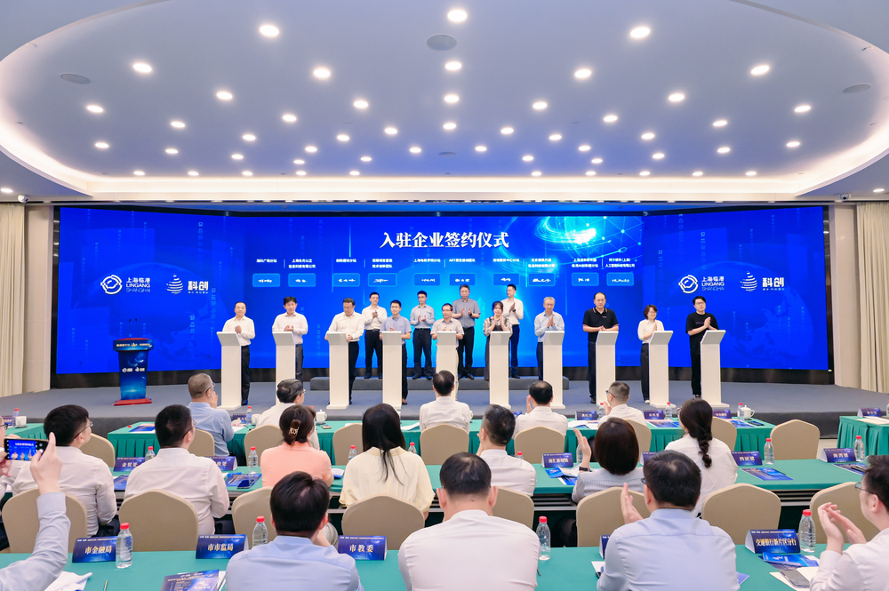 “先進綠色低碳蓄能技術”科研團隊代表華維三老師參加簽約儀式