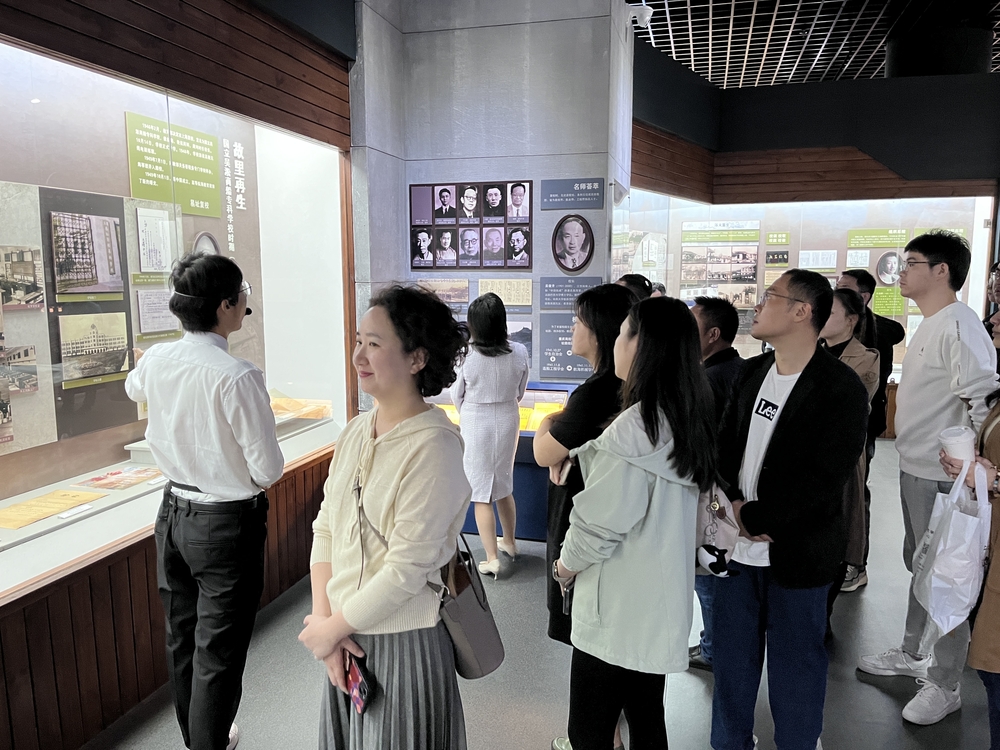 校友參觀校史館