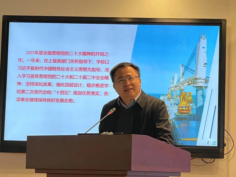 栗建華副校長介紹學校近期工作情況