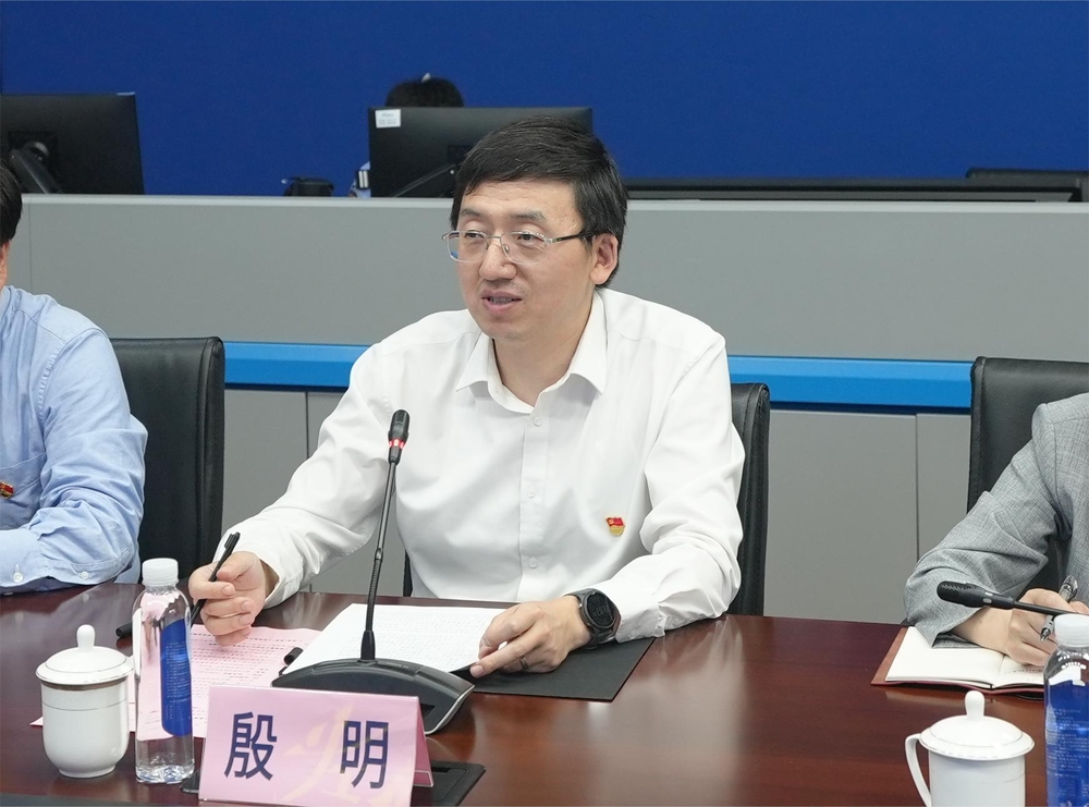 學(xué)校黨委常委、黨委宣傳部部長、黨委教師工作部部長兼人事處處長殷明講話