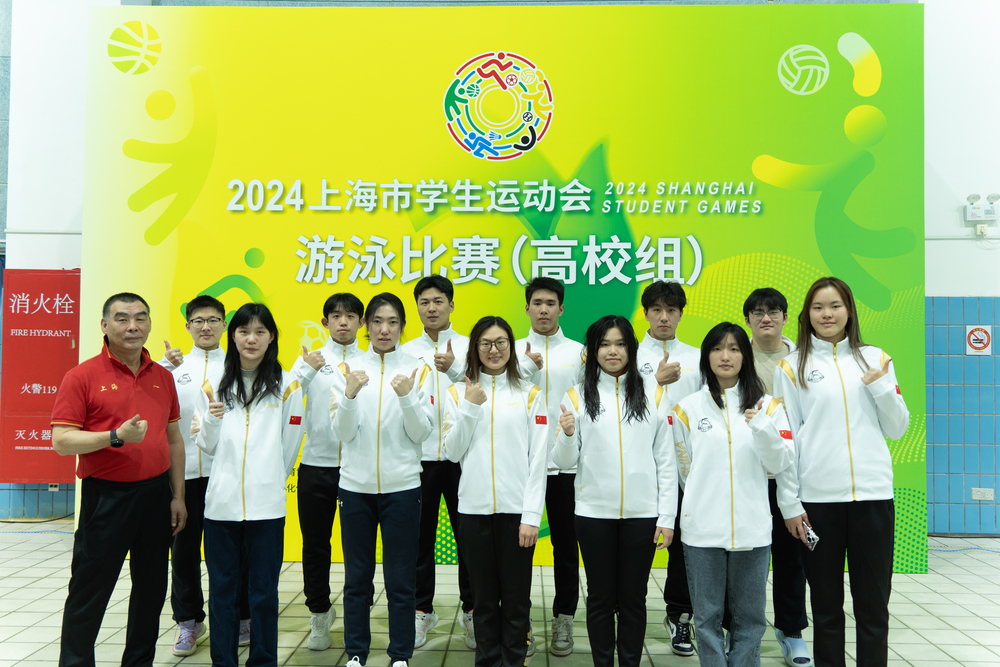 上海海事大學(xué)游泳隊(duì)教練趙偉民和參賽隊(duì)員