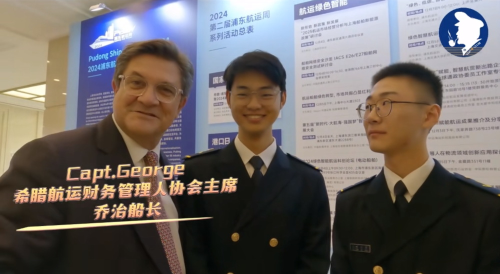 喬治船長與學(xué)生溝通交流