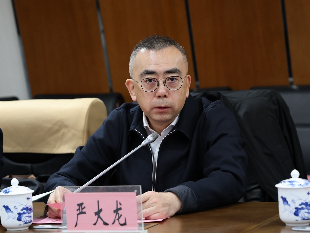 上海海事大學黨委副書記、紀委書記嚴大龍致辭