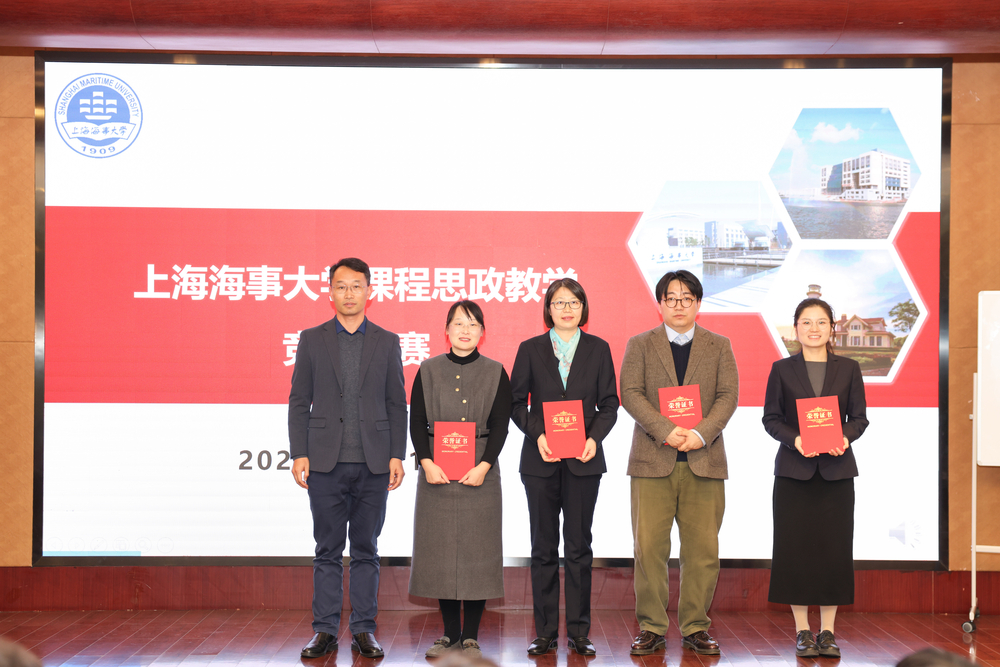 張善杰副處長(zhǎng)為三等獎(jiǎng)獲獎(jiǎng)教師頒發(fā)證書