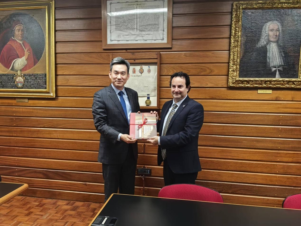 與馬耳他大學常務副校長弗蘭克?J?貝齊納互贈紀念品