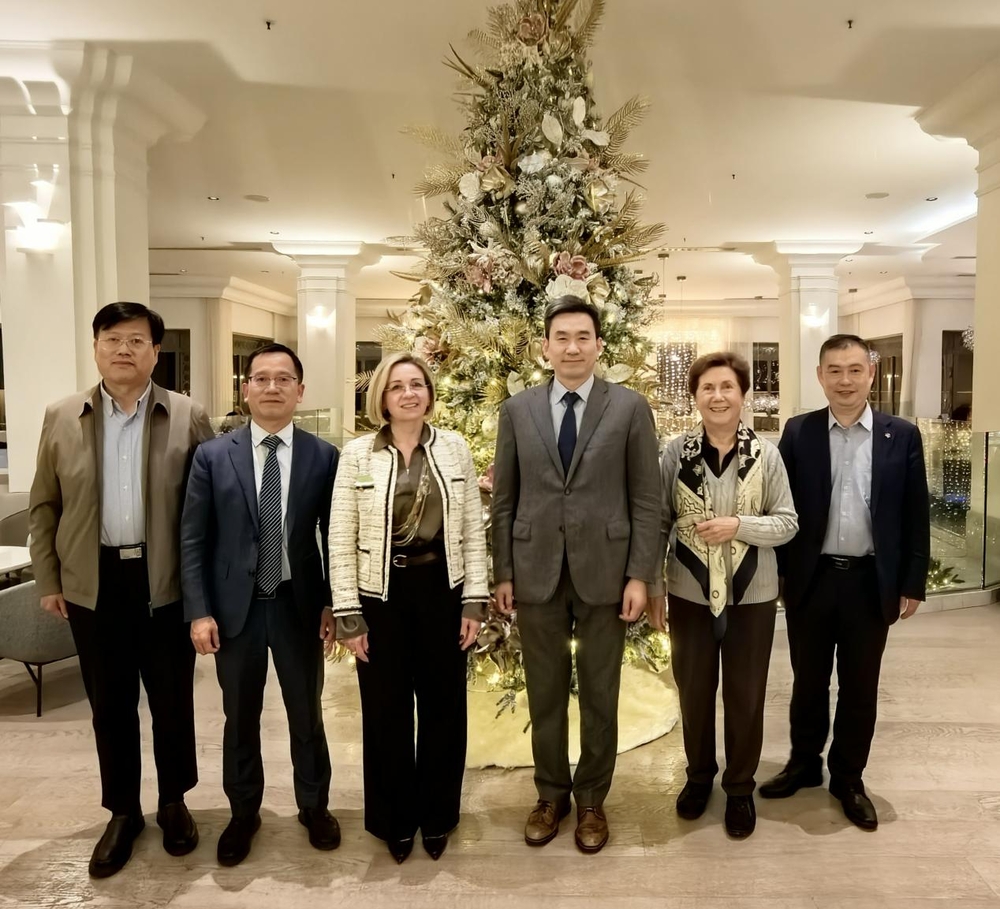 與國際海洋學院校長馬欣?法赫弗里女士和執行董事安東內拉?瓦薩洛女士合影