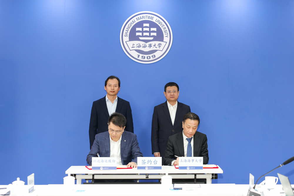嚴(yán)偉與柯文理分別代表雙方共同簽署了合作協(xié)議