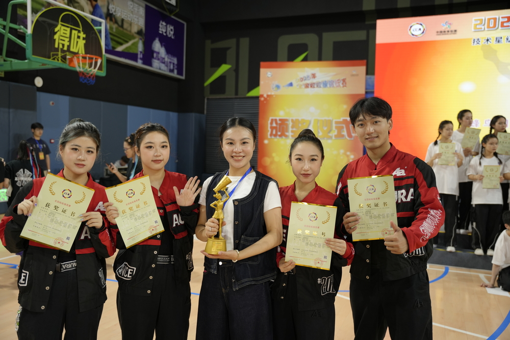 鄭茜老師和劉子暄、孫麒麒、周洋駿峰、徐樂文4位隊長合影