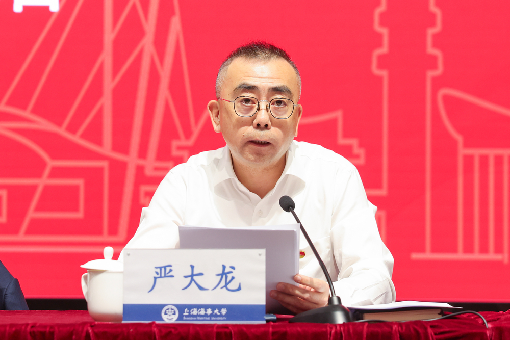 校黨委副書記、紀(jì)委書記、監(jiān)察專員嚴(yán)大龍進(jìn)行警示教育