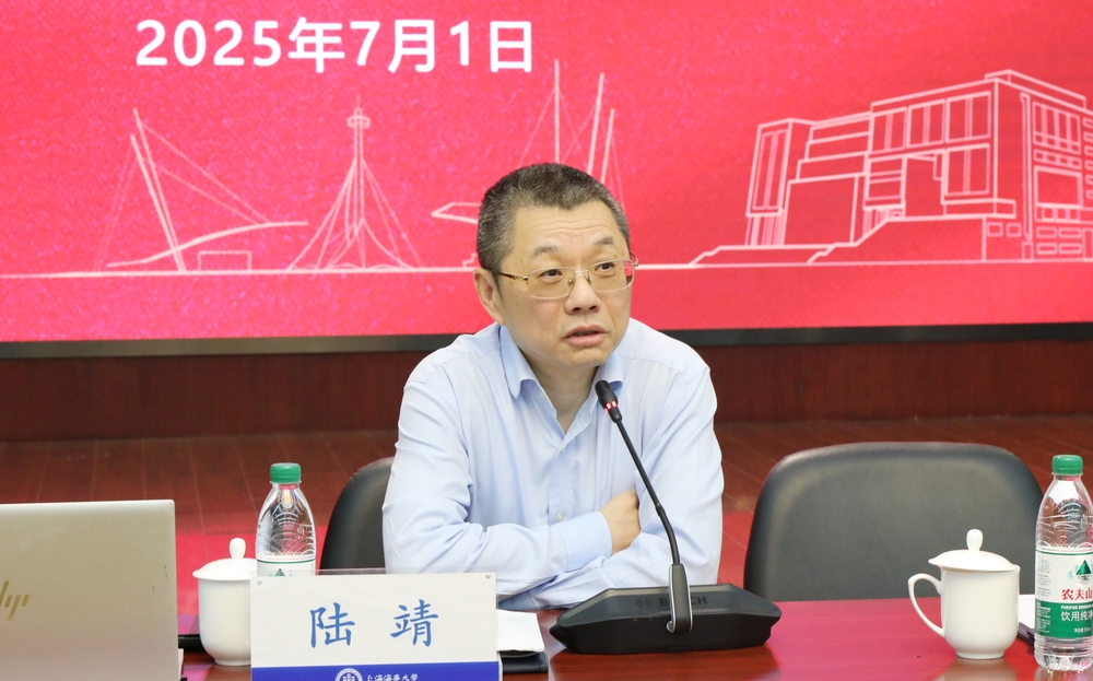 上海海事大學原校長、市人大城建環保委副主任陸靖作報告