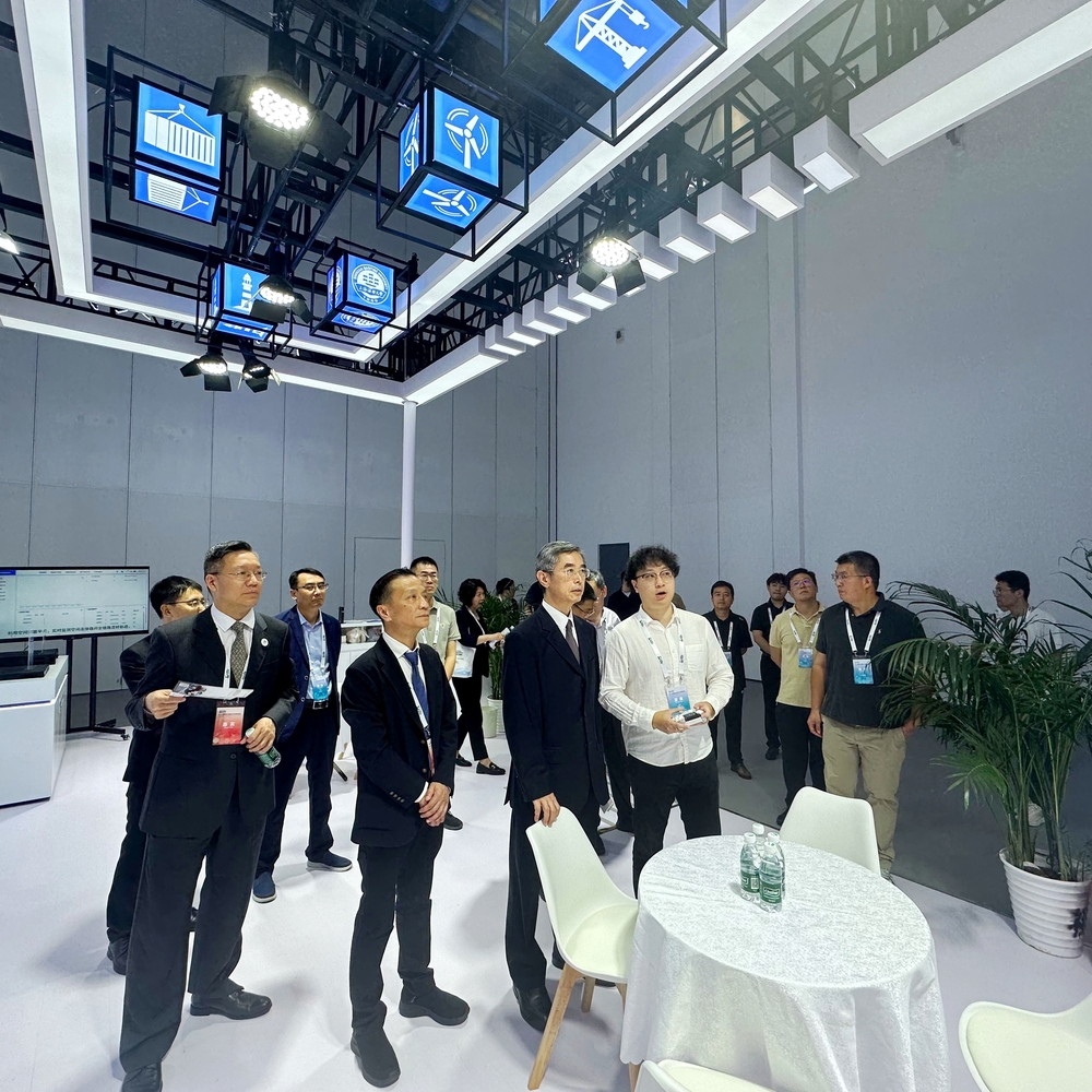 全球可持續交通創新聯盟領導參觀學校展廳