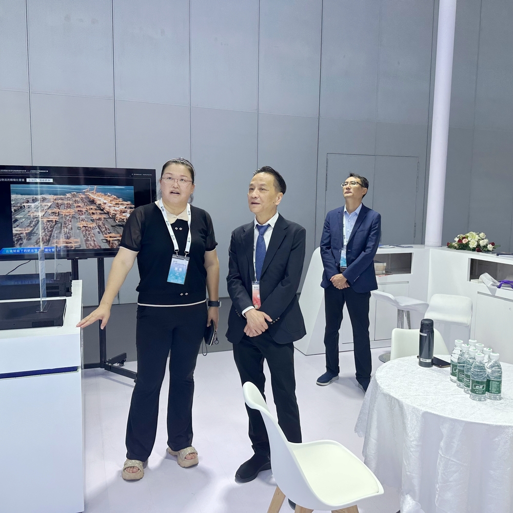 嚴偉副校長參觀學校展廳
