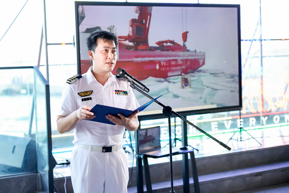 中國極地研究中心高級船長肖志民介紹航海事業