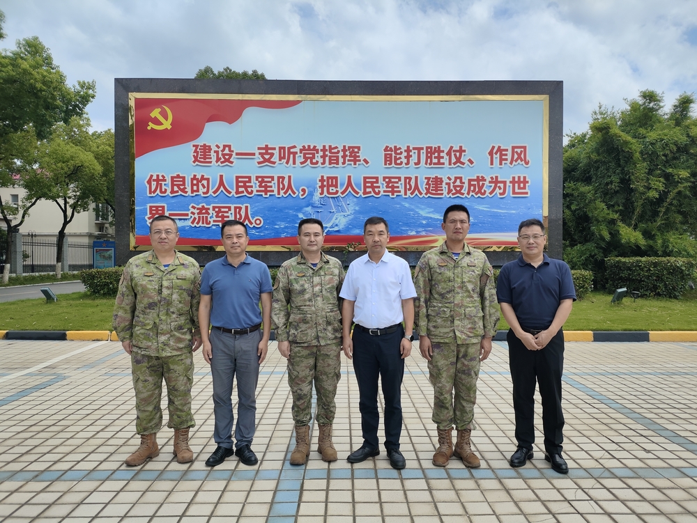慰問中國(guó)人民解放軍某部隊(duì)合影