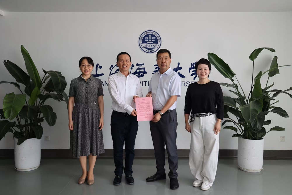 中國遠洋海運集團工會向學校贈送感謝信