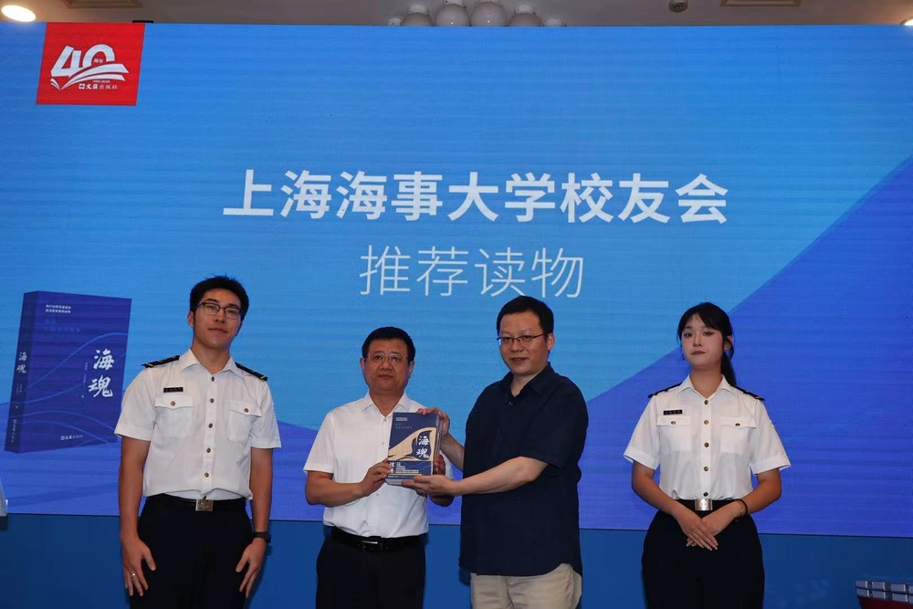 文匯出版社社長周伯軍向學校贈送新書