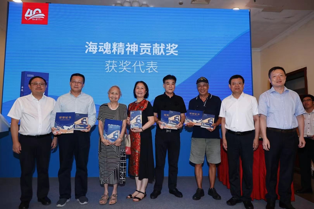 宋寶儒向貝漢廷船長夫人朱佛容、陳正杰船長等嘉賓頒發“海魂”精神貢獻獎并贈送新書