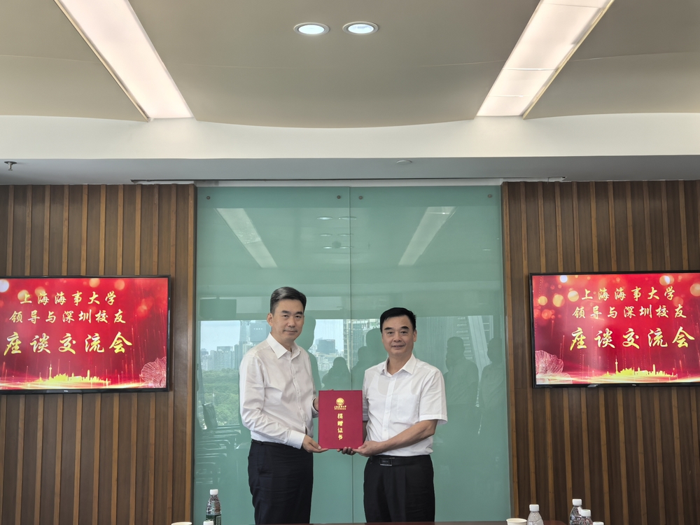 初北平向歐陽海鵬校友頒發捐贈證書